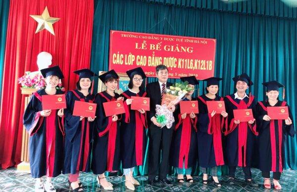 Lễ trao bằng tốt nghiệp các lớp cao đẳng dược khóa 11,12 năm 2019