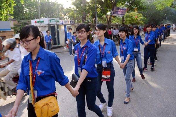 Sinh viên trường Cao đẳng Y Dược Tuệ Tĩnh Hà Nội tiếp sức mùa thi 2019