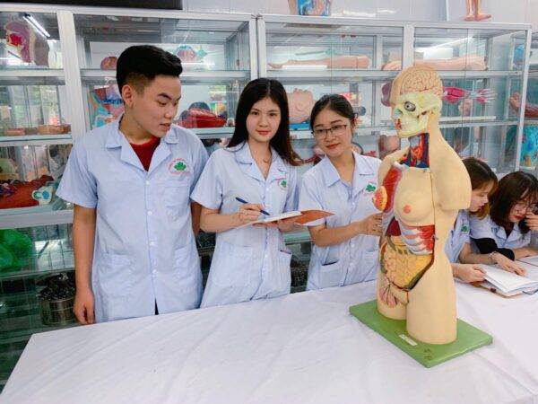 Vì sao nên lựa chọn học hệ Cao đẳng thay vì hệ Đại học các ngành Y Dược?