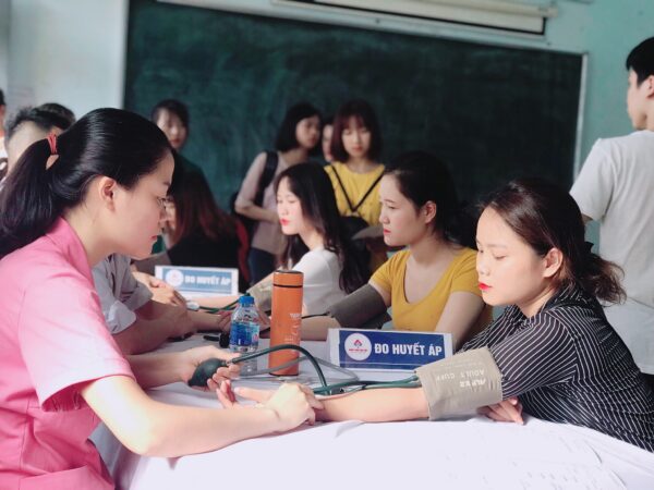 Khám sức khỏe đầu năm cho sinh viên cao đẳng chính quy trường Cao đẳng Y Dược Tuệ Tĩnh Hà Nộinăm 2019
