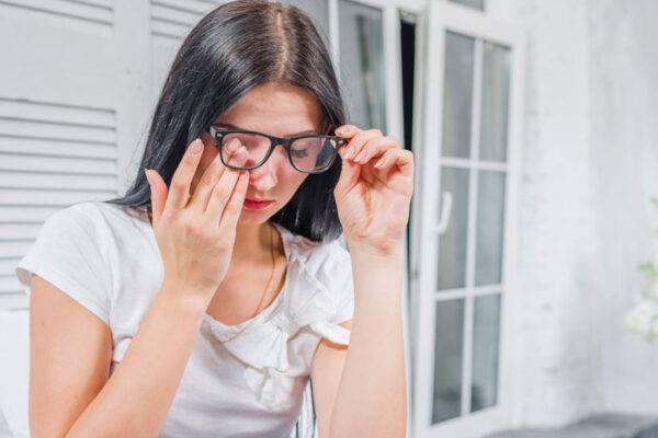 Đeo kính cận có gây phụ thuộc và làm tăng độ?