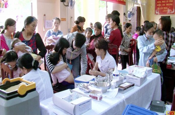 Bệnh viện tuyến Trung ương duy nhất thực tiêm chủng mở rộng miễn phí cho phụ nữ, trẻ em