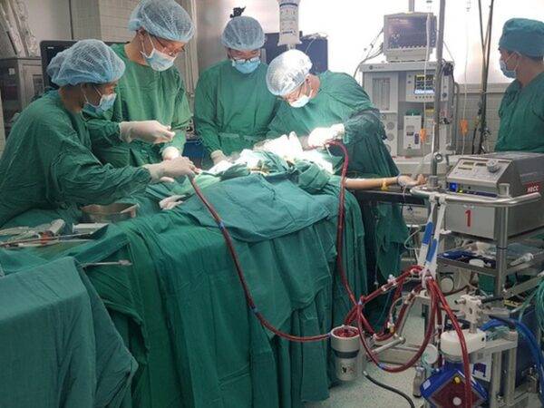 30 người xin hiến một phần phổi cho phi công mắc Covid-19