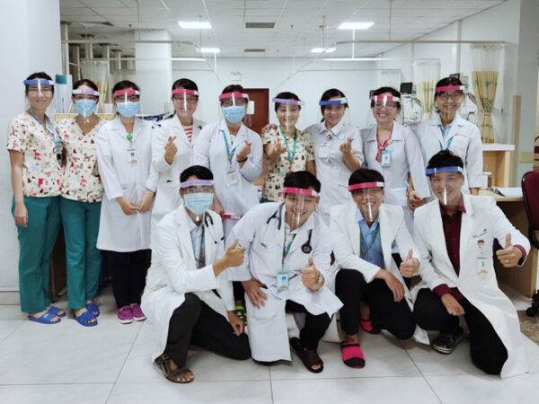 Phòng dịch COVID-19: Bác sĩ hướng dẫn làm nón kính bảo hộ, ai cũng làm được