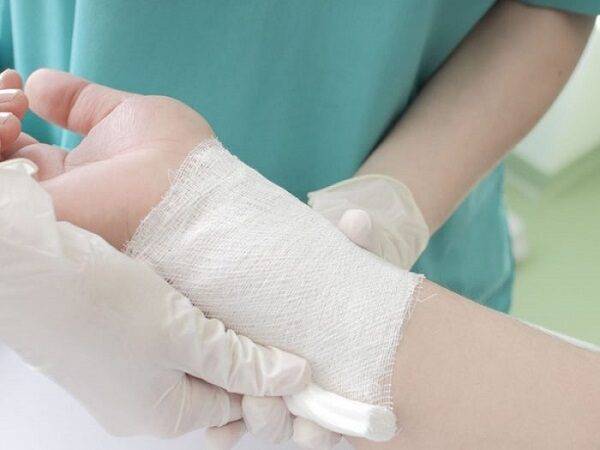 Thay băng vết thương và cắt chỉ
