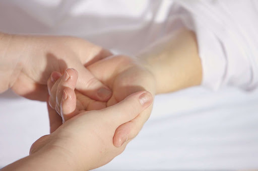 Kỹ thuật tập tay và bàn tay cho người bệnh liệt nửa người