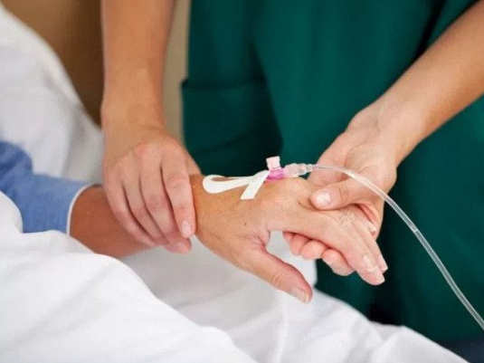 Chớ tùy tiện truyền dịch khi sốt xuất huyết