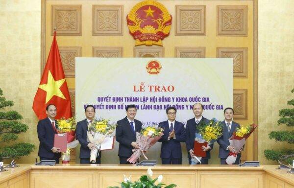 Phó Thủ tướng trao Quyết định thành lập Hội đồng Y khoa Quốc gia