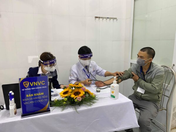 Những cán bộ y tế chống dịch của Hải Dương tiêm vắc xin COVID-19 đầu tiên