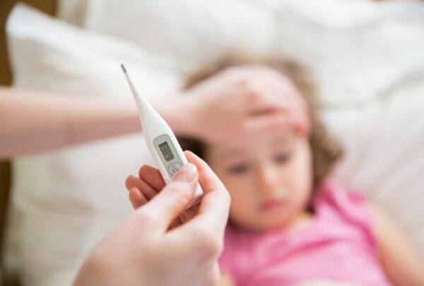 Cách phân biệt triệu chứng mắc sốt xuất huyết và Covid-19