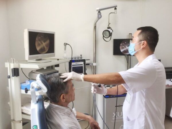 Cảnh báo hạ nhiệt nhanh khi trời nắng nóng dễ gây viêm họng, viêm phổi
