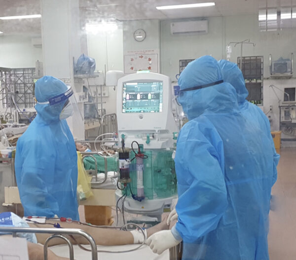 Chuyên gia “hội tụ” chia sẻ kinh nghiệm lọc máu sớm cứu bệnh nhân COVID-19 nặng